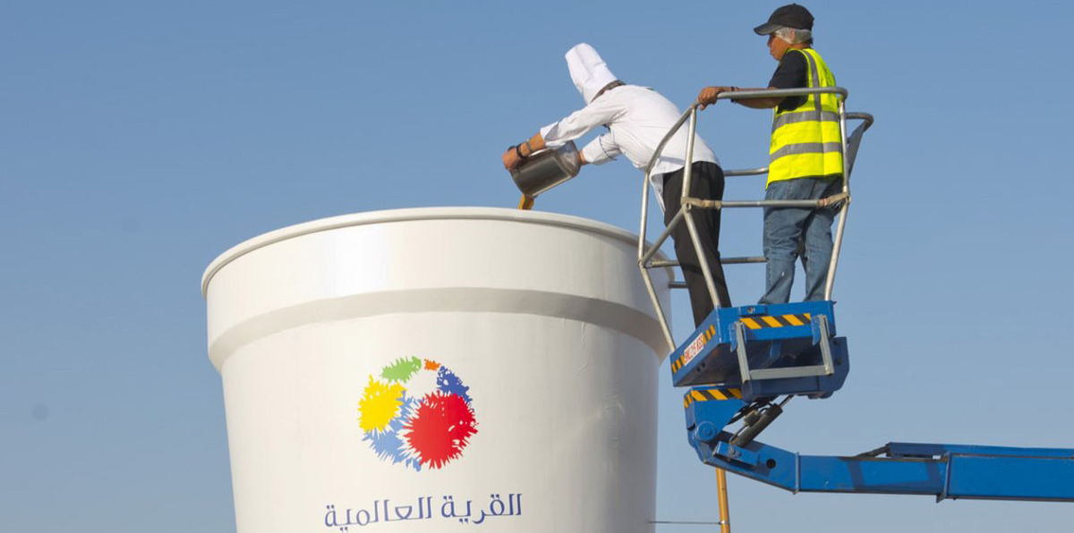 الوصول إليه برافعة.. دبي تدخل موسوعة "غينيس" بـ "أكبر كوب شاي" (صور)