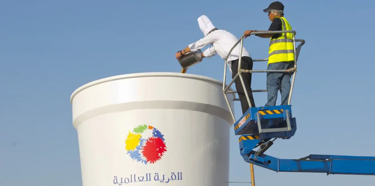الوصول إليه برافعة.. دبي تدخل موسوعة "غينيس" بـ "أكبر كوب شاي" (صور)