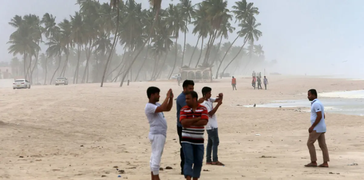 بعد وصوله إلى عُمان.. هكذا تفاعل المعلقون مع إعصار "مكونو"