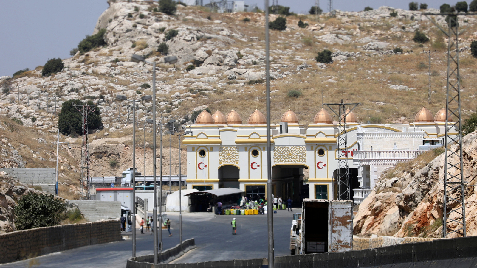 بعد اشتعال موجات عنف.. إغلاق معبر "باب الهوى" الحدودي مع تركيا