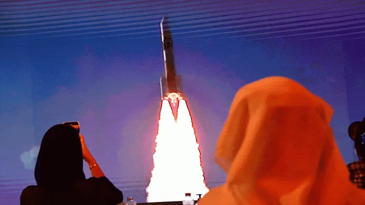 مسبار الأمل الإماراتي يرسل أول صورة من الفضاء