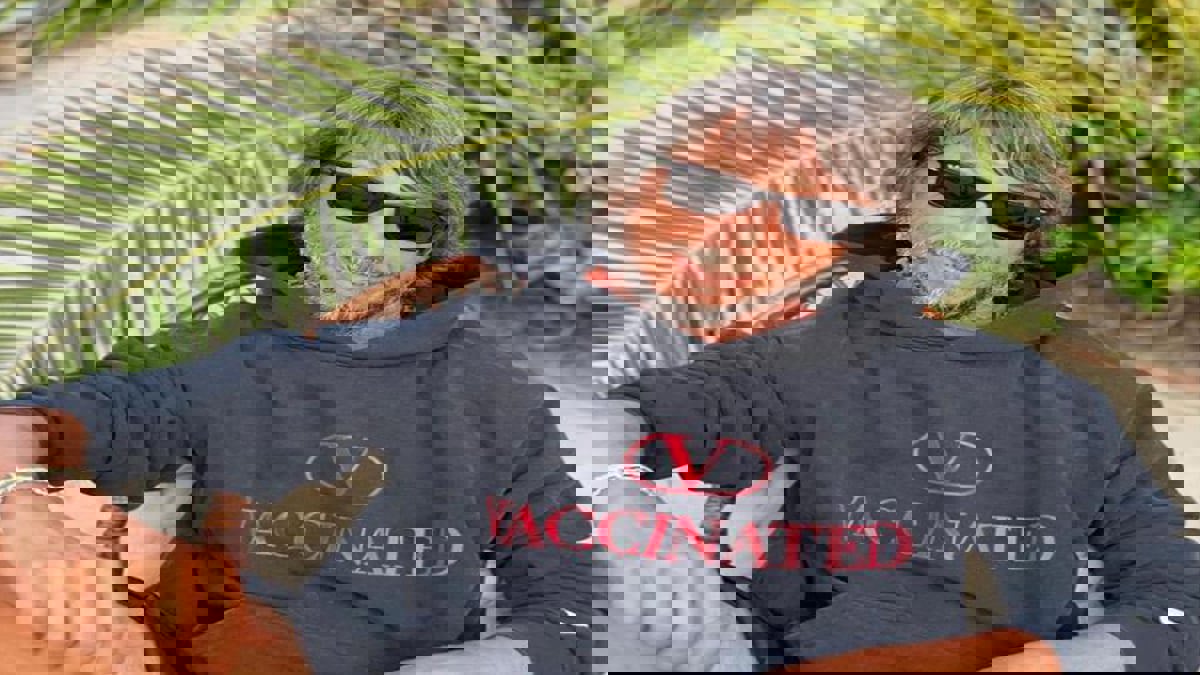 "فالنتينو للأزياء" تطرح سترة لدعم حملة التطعيم ضد كورونا