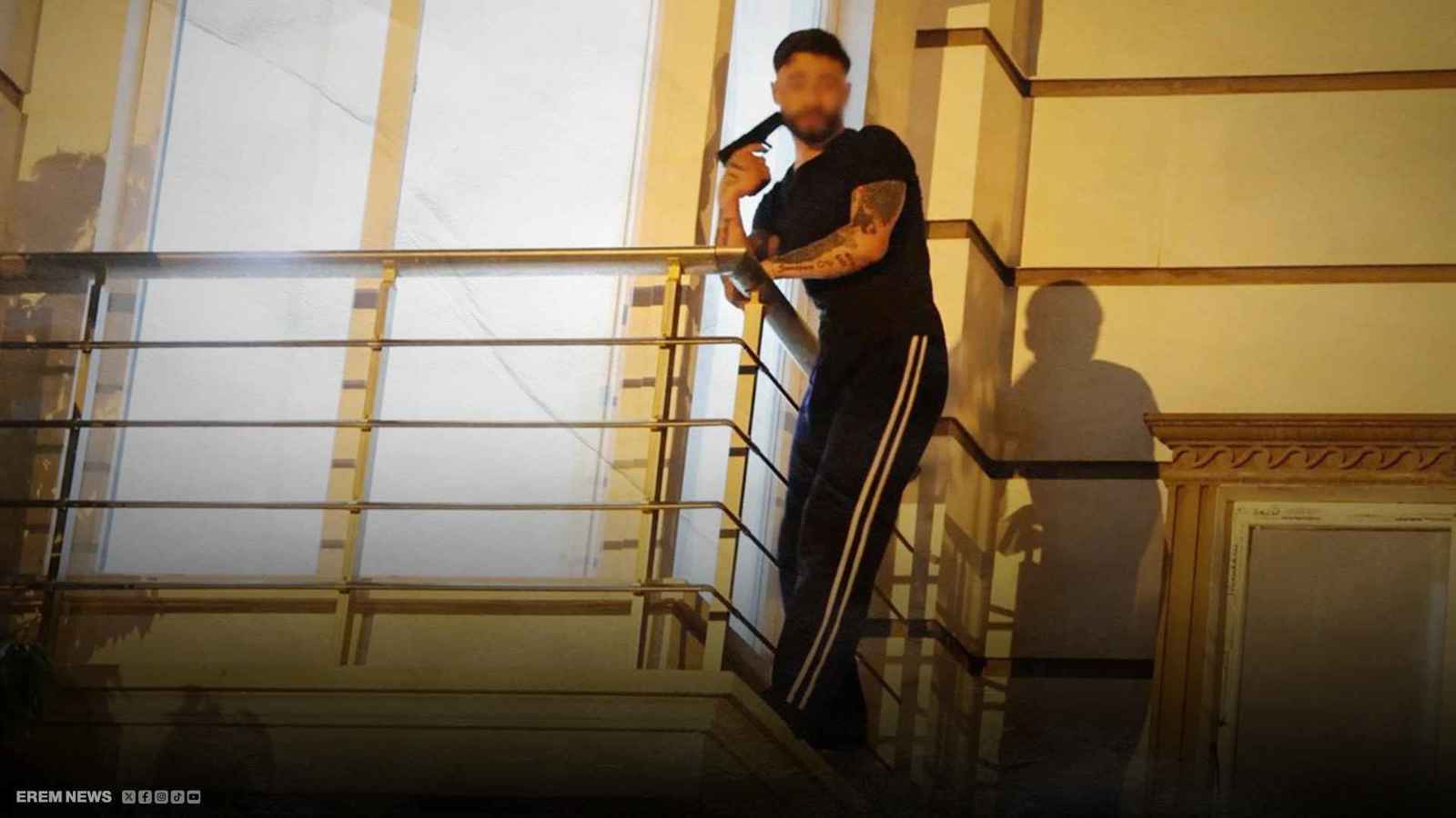 شاب تركي يهدد بالانتحار