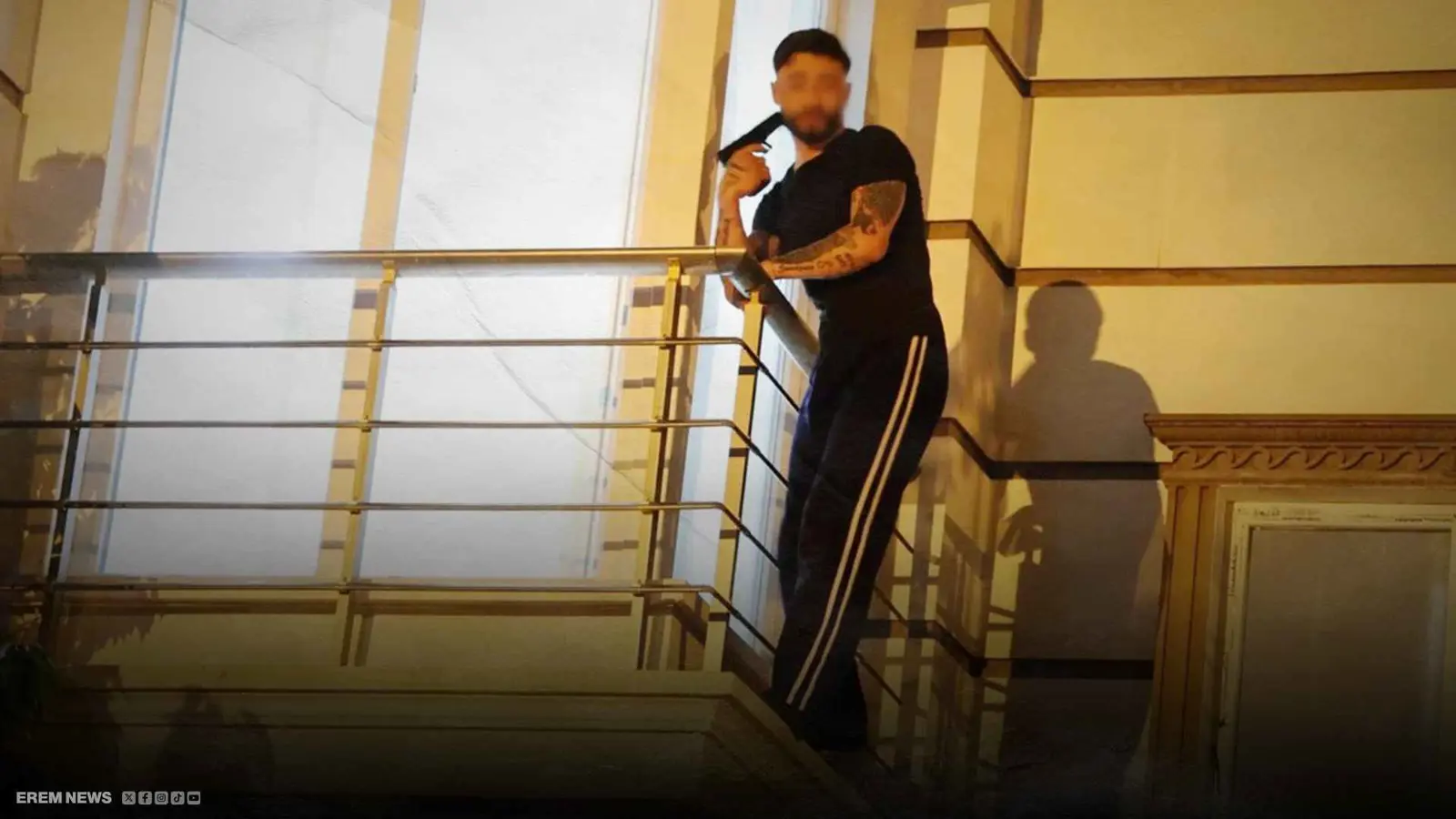 شاب تركي يهدد بالانتحار