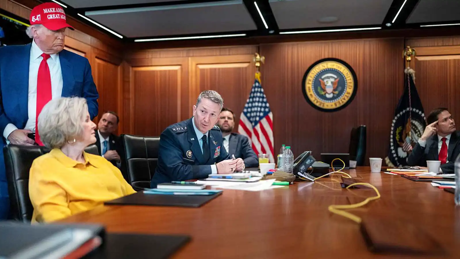 إدارة ترامب تجتمع في "غرفة العمليات" وتلويح باستئناف الحرب