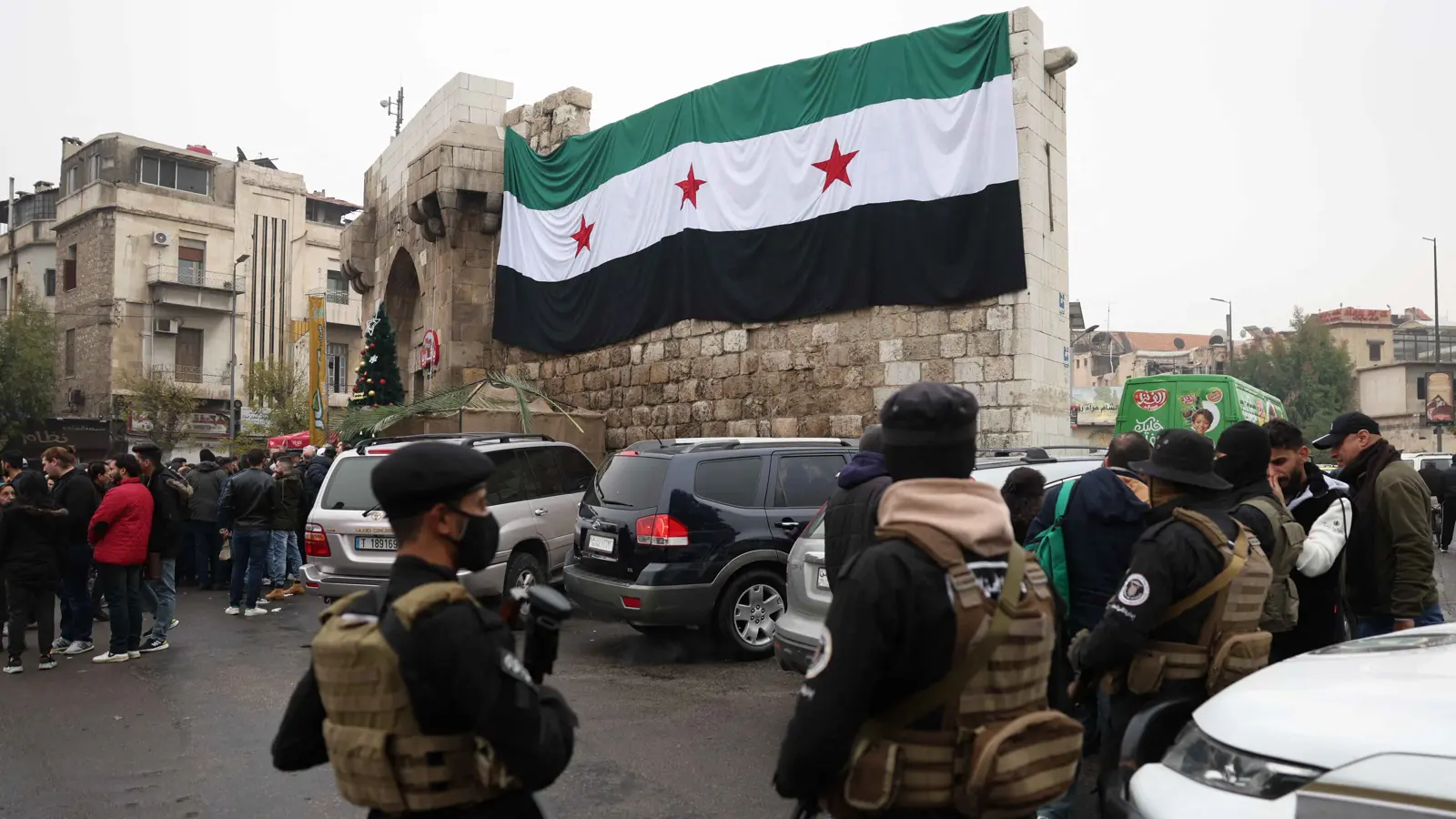 علمها الجديد يرفرف في نيويورك.. أي مكاسب سياسية واقتصادية لسوريا؟