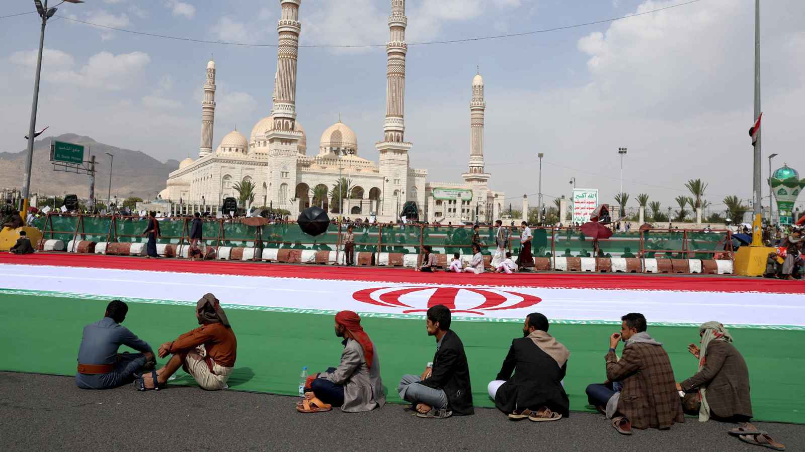 انقسام واتهامات.. اتفاق إيران وإسرائيل يربك الحوثيين