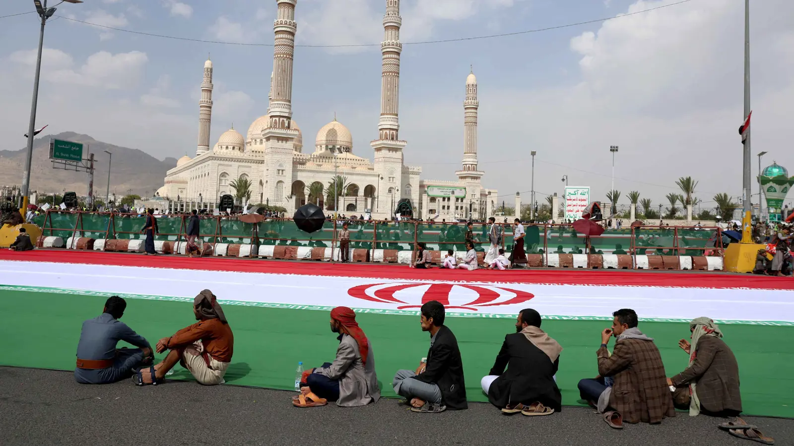 انقسام واتهامات.. اتفاق إيران وإسرائيل يربك الحوثيين
