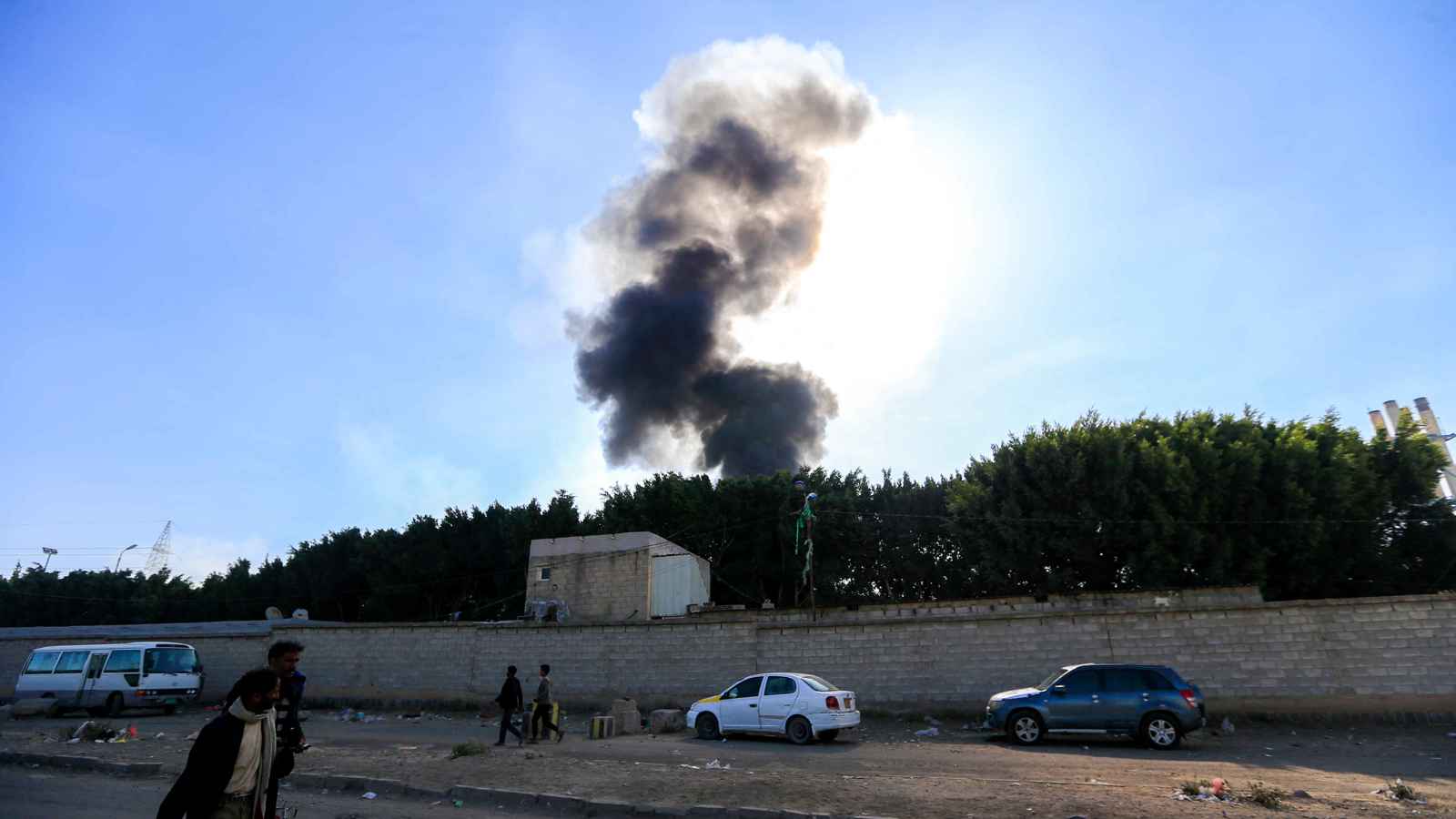 اليمن.. إسرائيل تشن 10 غارات على مطار صنعاء والحديدة (فيديو وصور)