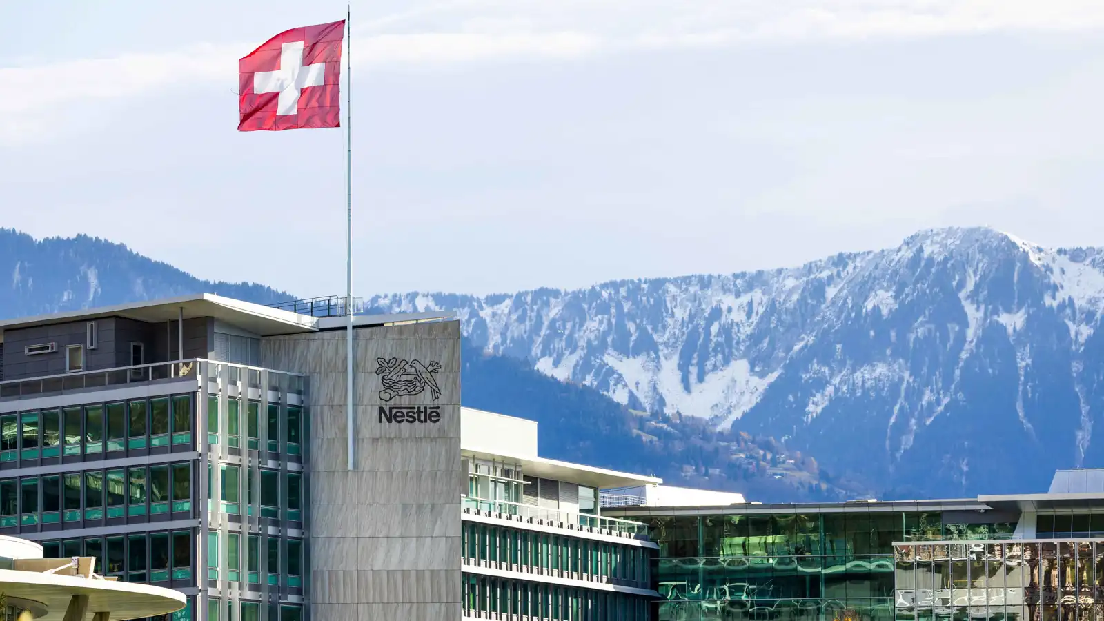 "الرضاعة القاتلة".. هل تسببت منتجات "نستله" في وفاة أطفال بفرنسا؟