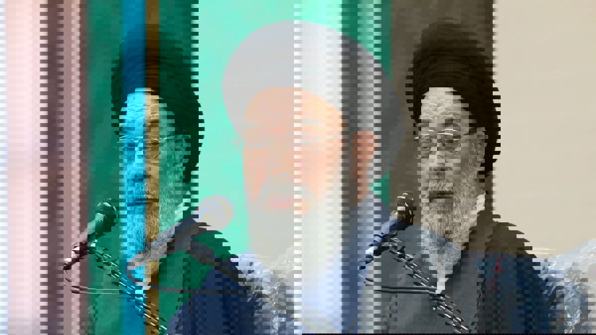 إيران.. شاب يهاجم ممثلا لخامنئي في أصفهان