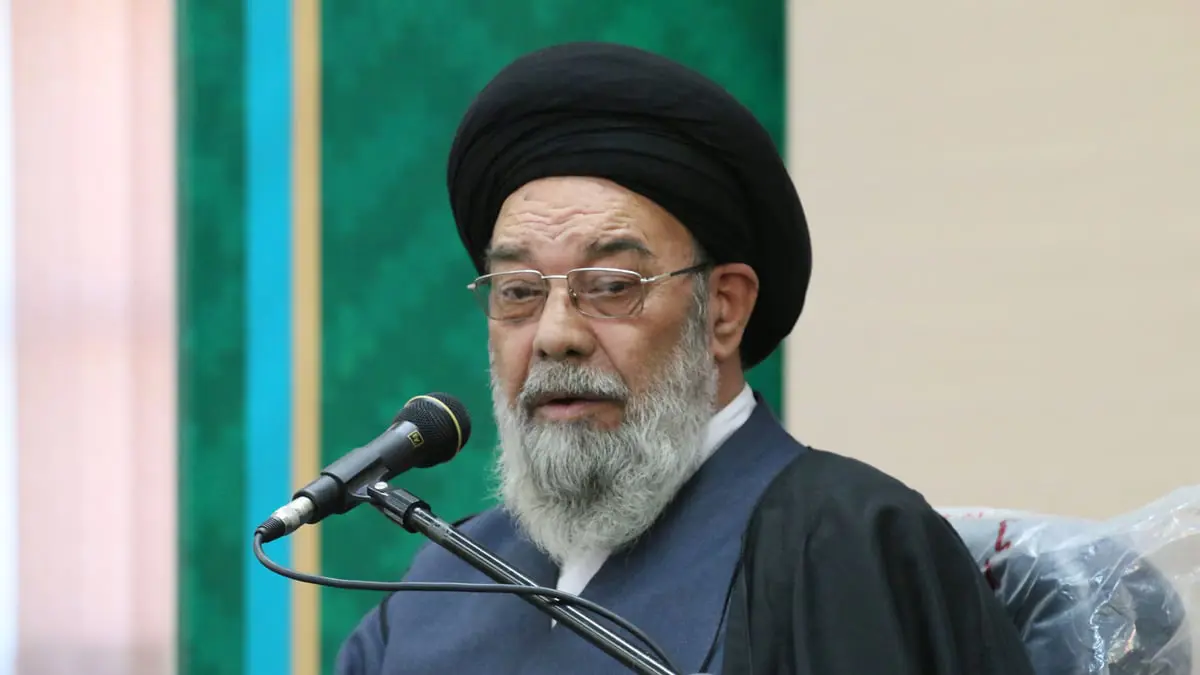 إيران.. شاب يهاجم ممثلا لخامنئي في أصفهان