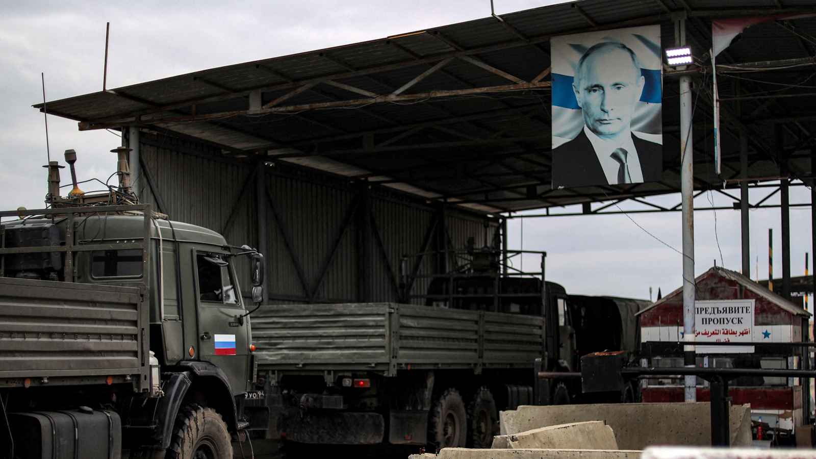 اشتباكات ومقتل 3 مسلحين أجانب.. ماذا يجري في قاعدة حميميم الروسية؟