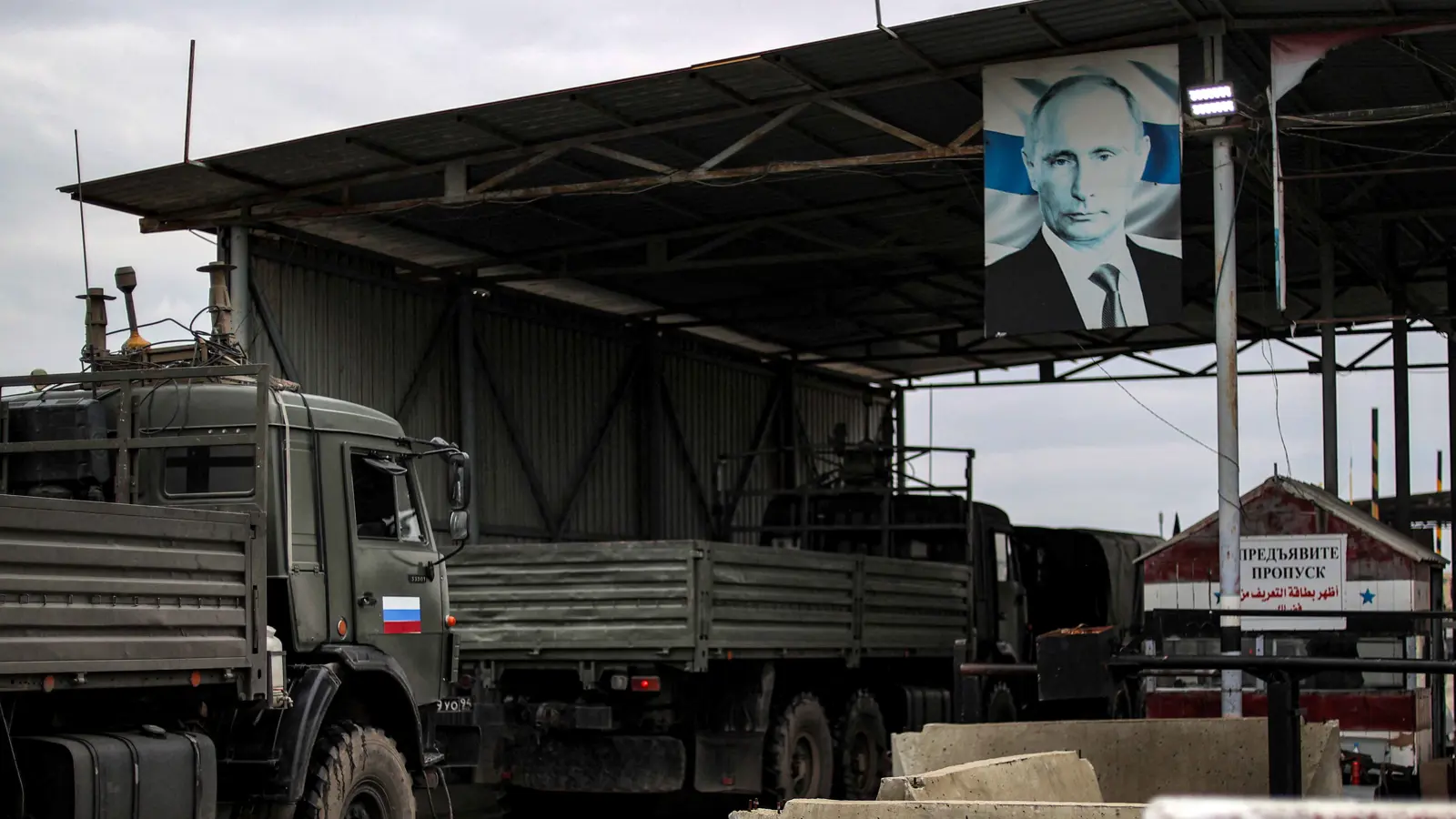 اشتباكات ومقتل 3 مسلحين أجانب.. ماذا يجري في قاعدة حميميم الروسية؟