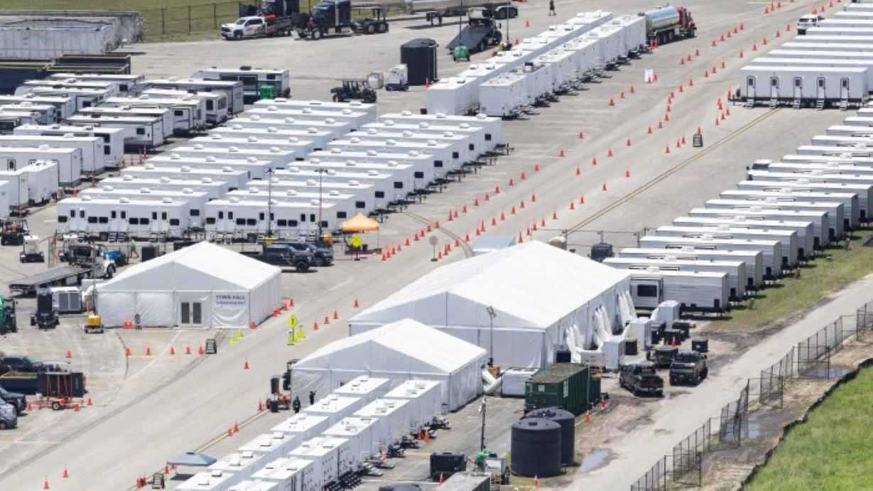 أمراض وفيضانات.. معتقلو "التمساح ألكاتراز" يصعّدون ضد إدارة ترامب