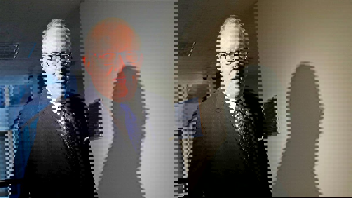 مقرب من ترامب يثير الجدل بعد دعوته لإطلاق قنابل الغاز على صحفي