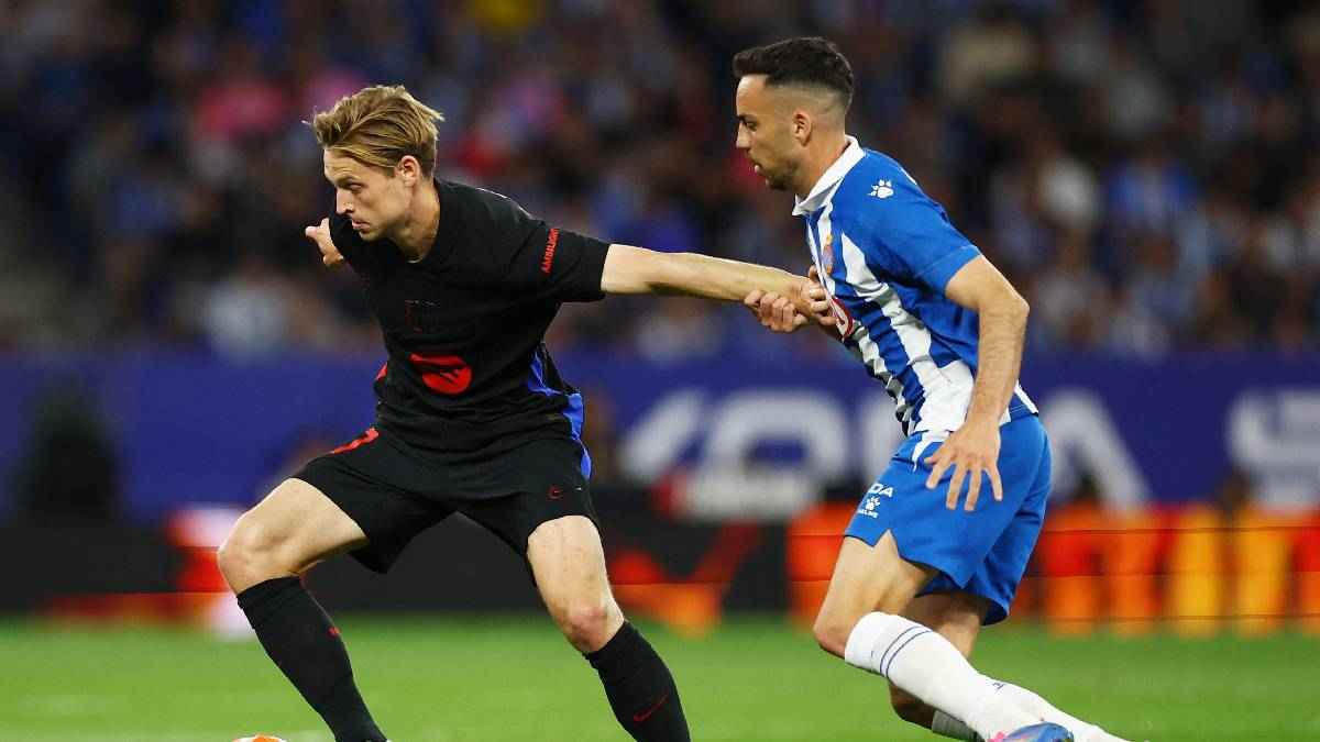 "دي يونغ" يطالب برشلونة بحسم مصيره