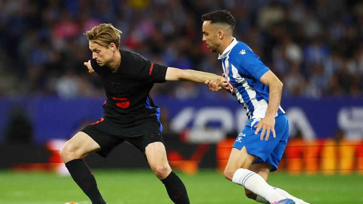 "دي يونغ" يطالب برشلونة بحسم مصيره