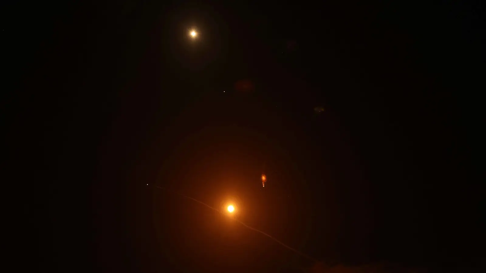 مقذوفات إيرانية تسقط في جنوبي سوريا (صور)