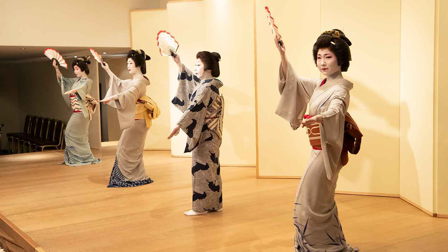 اليابان.. "قبلة حياة" لرقص الغيشا المهدد بالانقراض