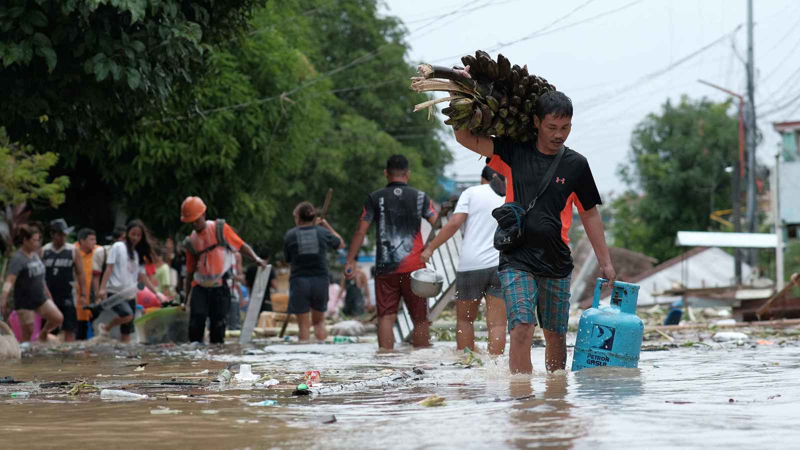 الفيليبين تسابق الزمن للوصول إلى العالقين جراء الفيضانات (فيديو)