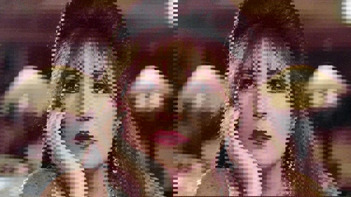 بمشاركة طليقها عمر خيرت.. تشييع جثمان الفنانة جالا فهمي