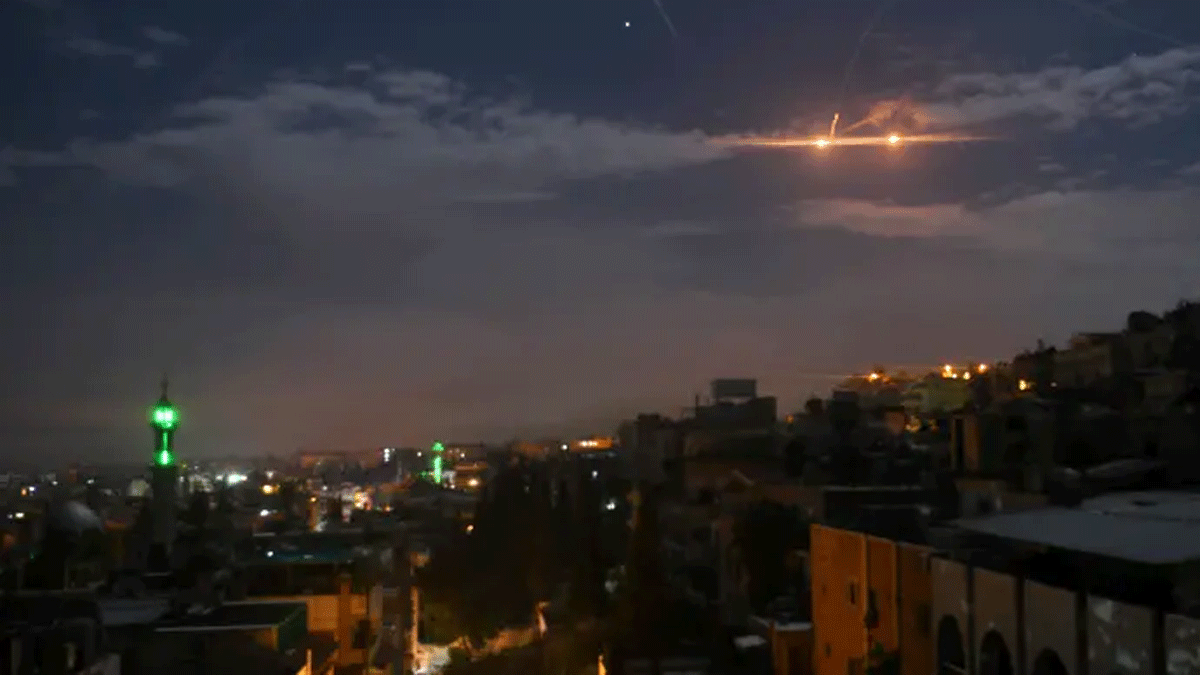 صحيفة عبرية تكشف عن خطة إسرائيلية لاستهداف مواقع إيرانية حساسة في سوريا