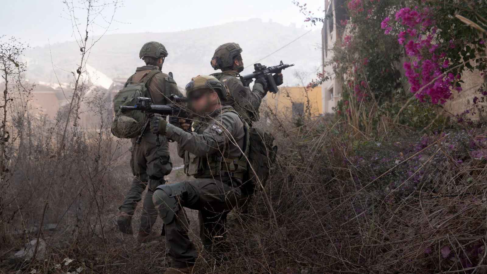 صواريخ وشظايا تسقط قرب معسكر للجيش الإسرائيلي في الجليل (فيديو)