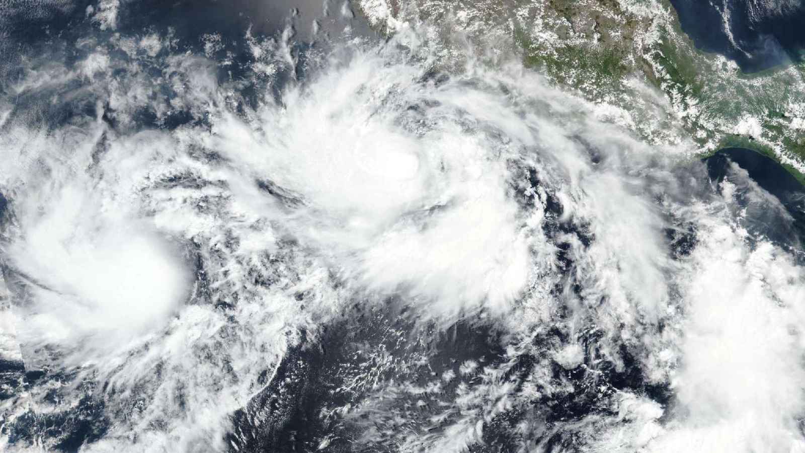 العاصفة الاستوائية "باربرا" تشتد قبالة سواحل المكسيك