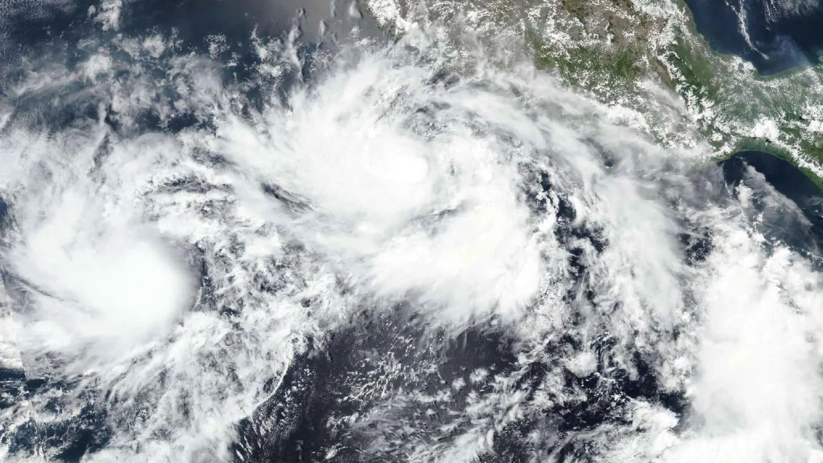 العاصفة الاستوائية "باربرا" تشتد قبالة سواحل المكسيك