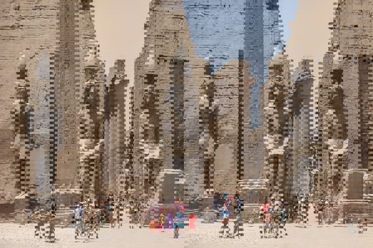 حقيقة منحوتة توثق قصة الحب بين الملك إخناتون وزوجته نفرتيتي