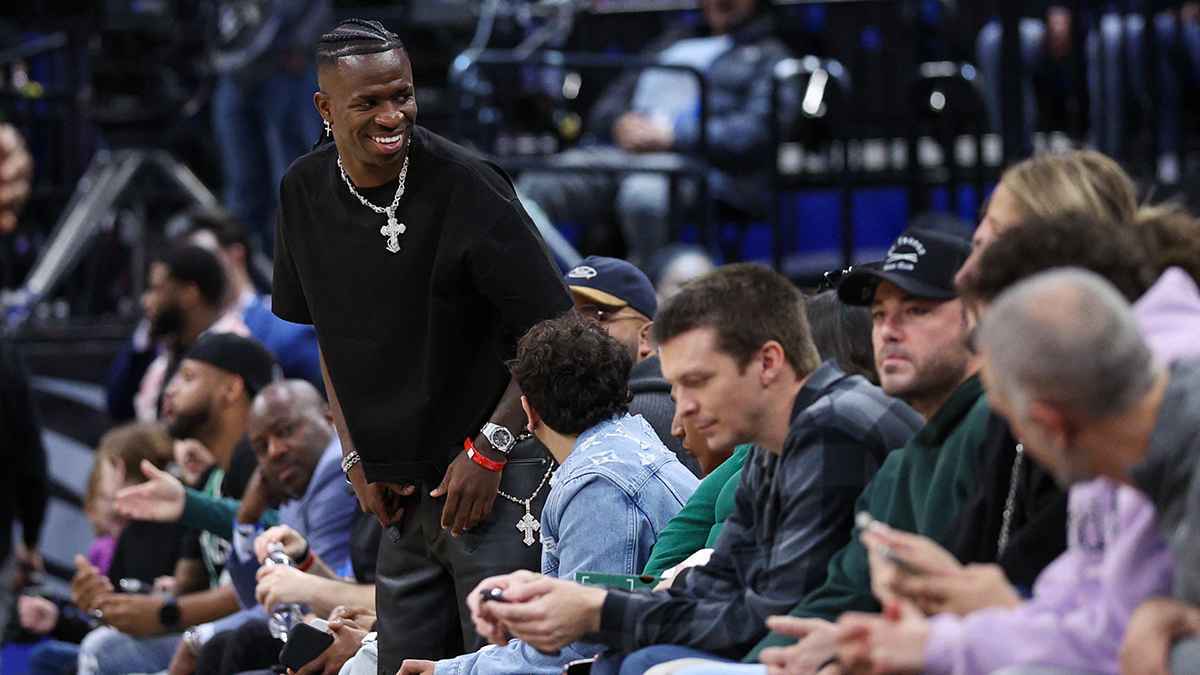 نجمة مشهورة للغاية.. من الحسناء التي ظهرت مع فينيسيوس في ميامي؟ (صورة)