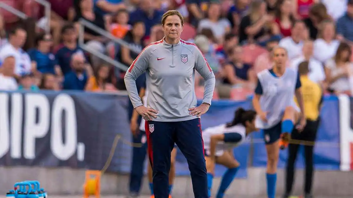 لماذا يسيطر الرجال على دكة بدلاء السيدات؟