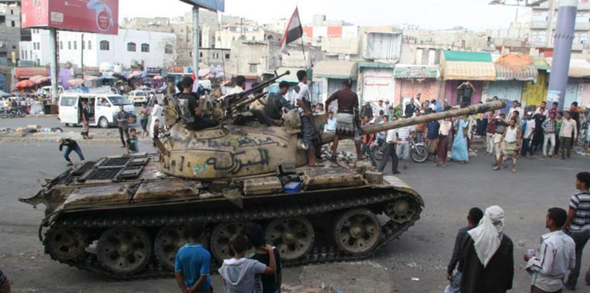 القوات الشرعية تتقدّم بتعز وسط استسلام حوثيين