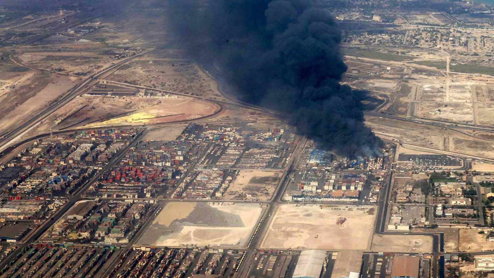 صحيفة إيرانية: شحنة لـ "جهة عسكرية" وراء انفجار ميناء رجائي