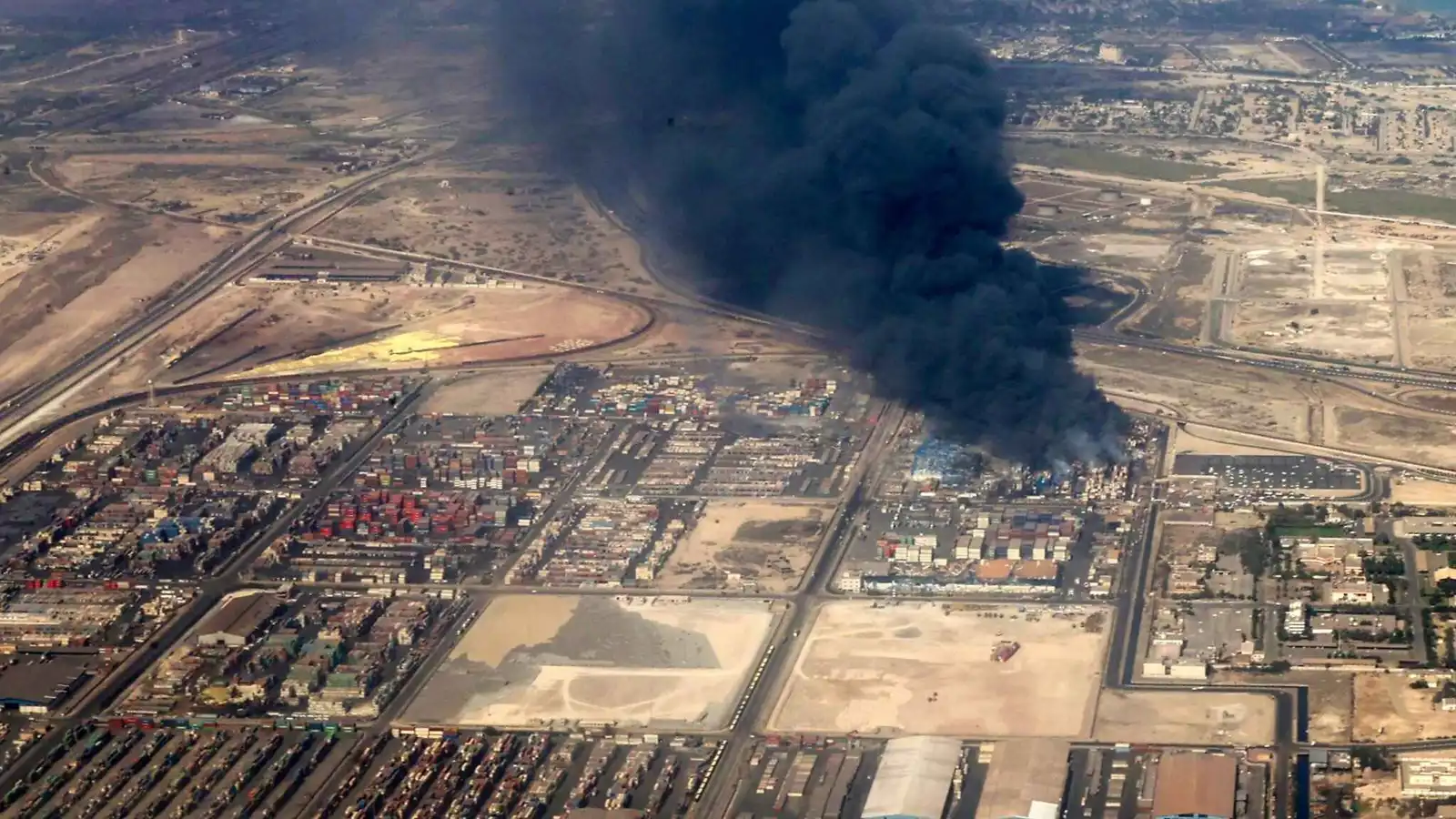 صحيفة إيرانية: شحنة لـ "جهة عسكرية" وراء انفجار ميناء رجائي
