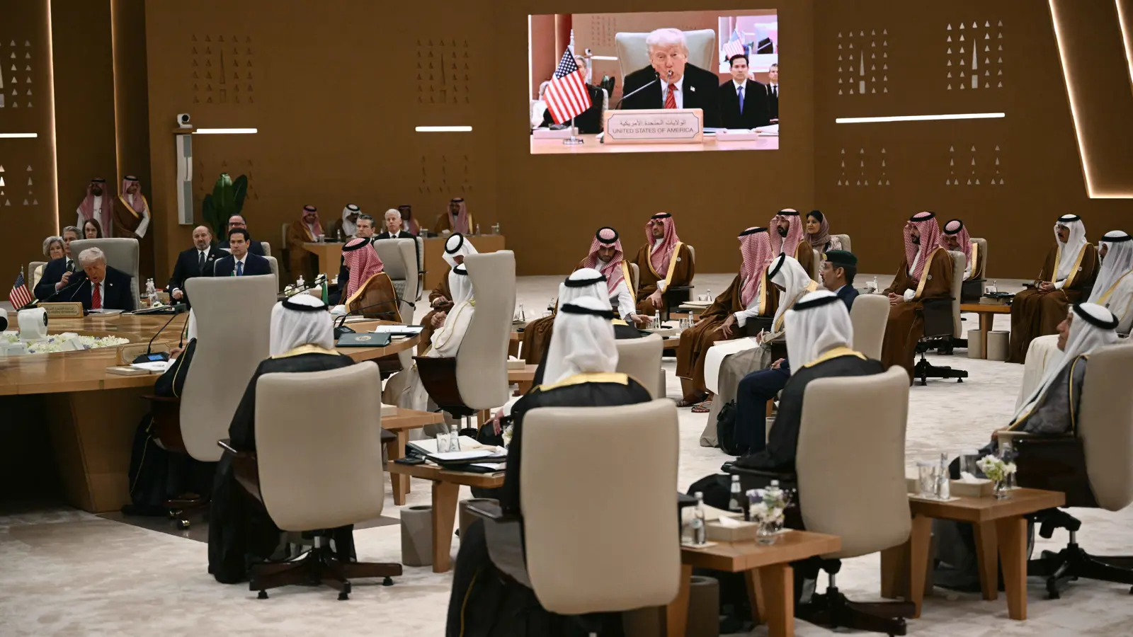 ترامب يوجه رسالة "استثنائية" لقادة الخليج (فيديو)