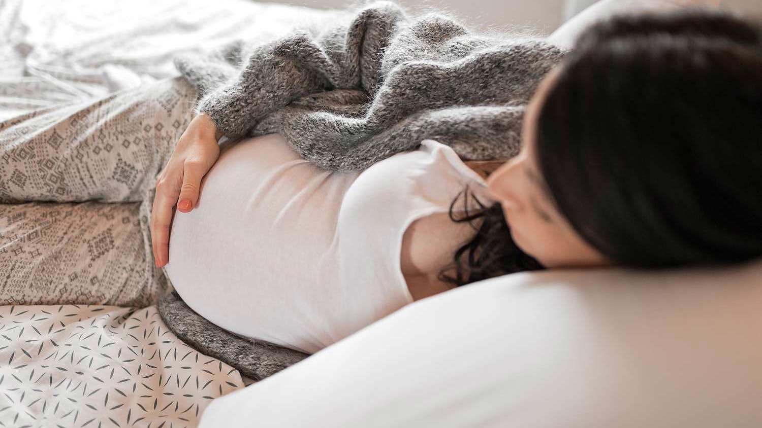 النوم على البطن أثناء الحمل.. هل هو آمن؟