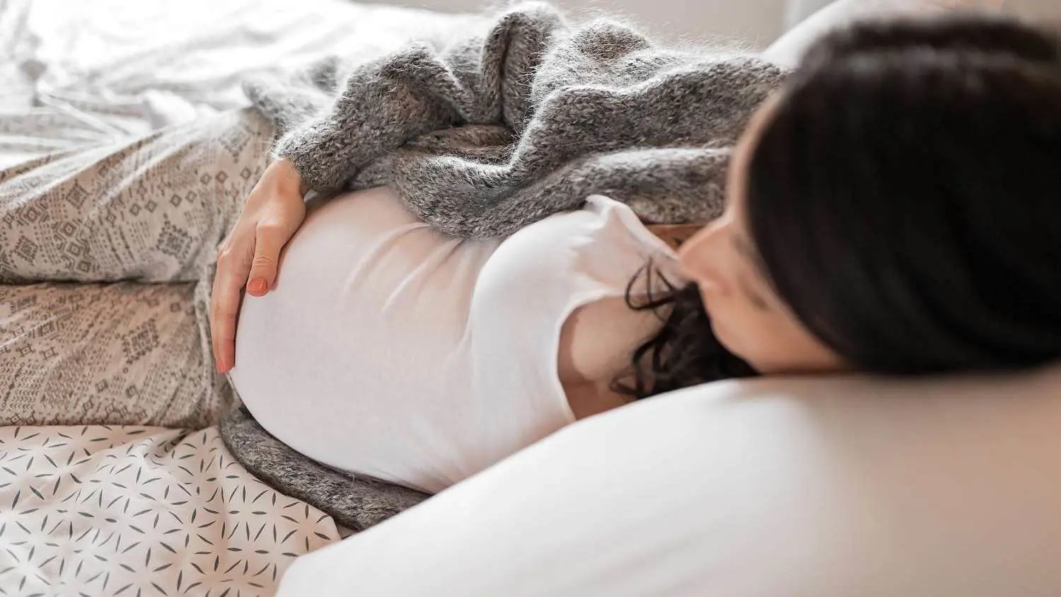 النوم على البطن أثناء الحمل.. هل هو آمن؟