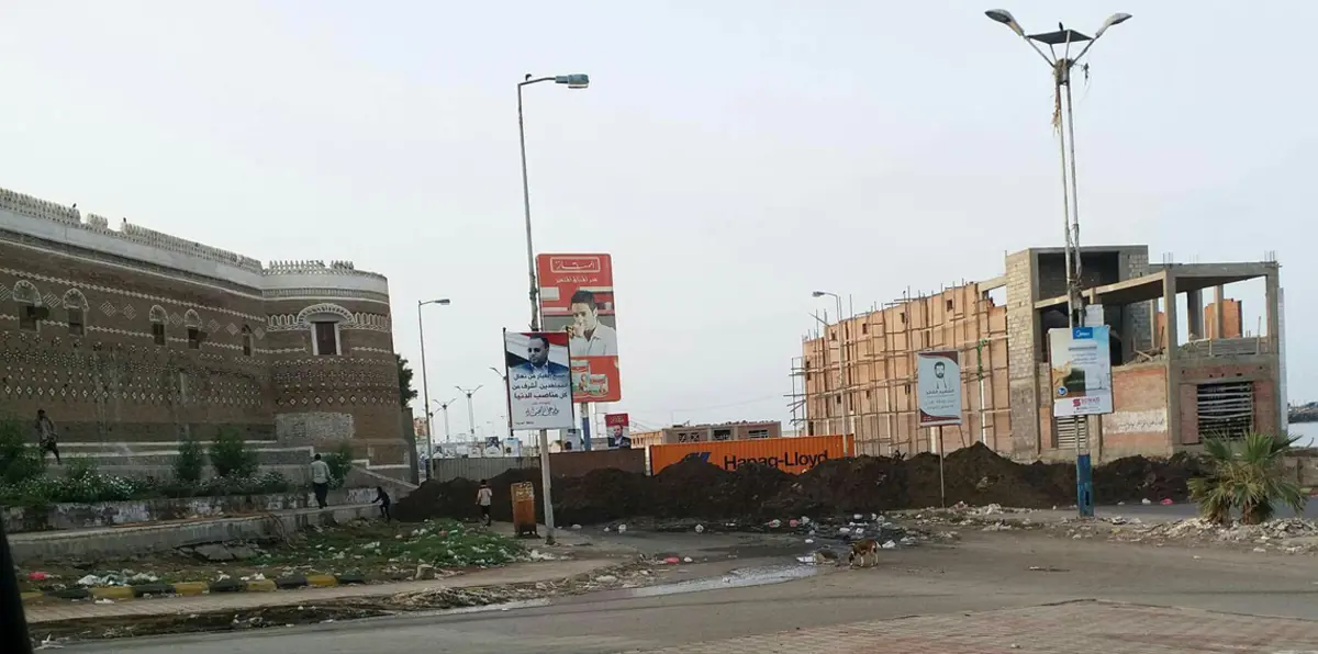 أهالي الحديدة يحتجون على نصب مدافع حوثية في الأحياء السكنية