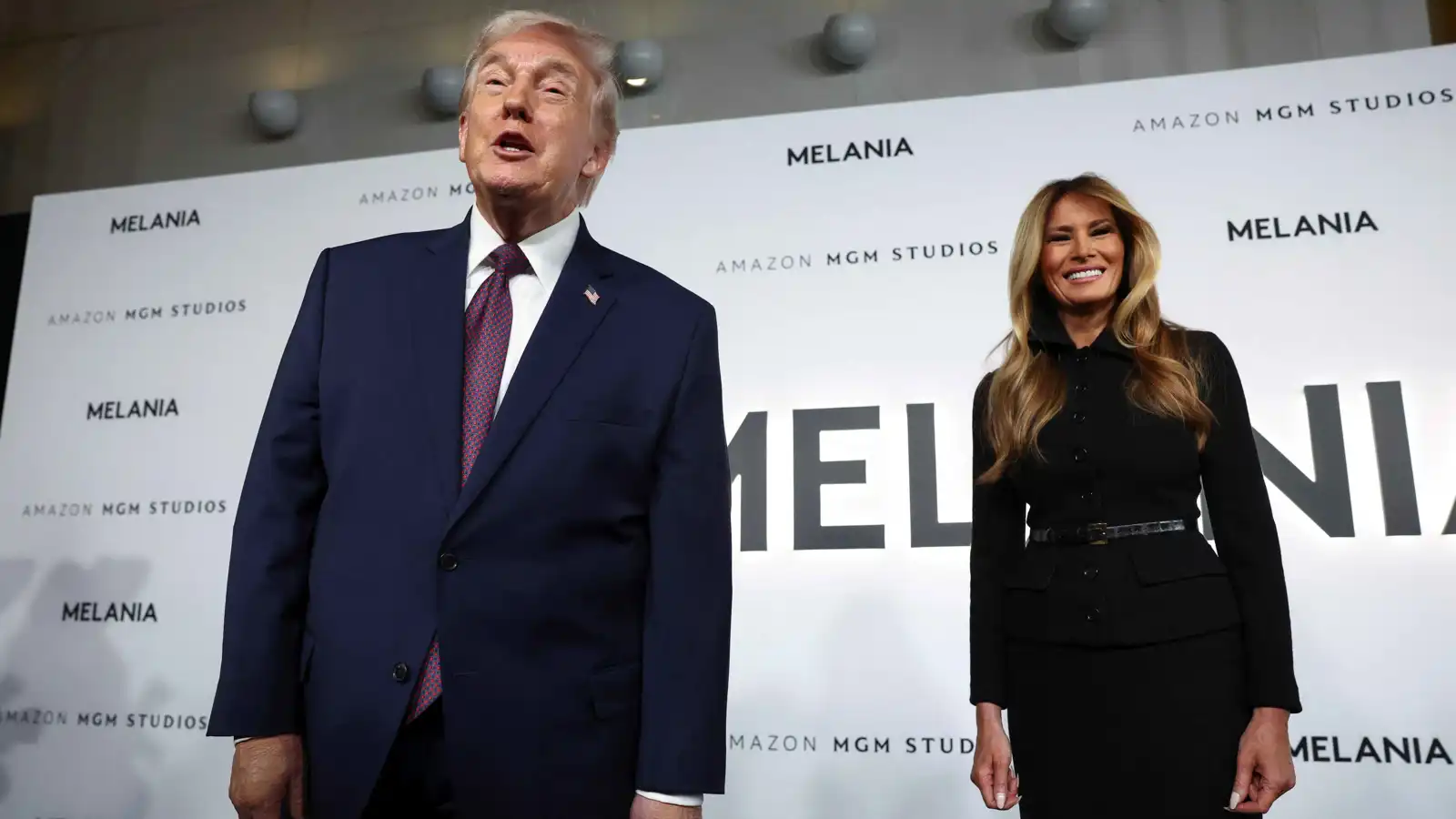 "سؤال خطير".. ترامب يواجه موقفاً "محرجاً" أمام ميلانيا (فيديو)