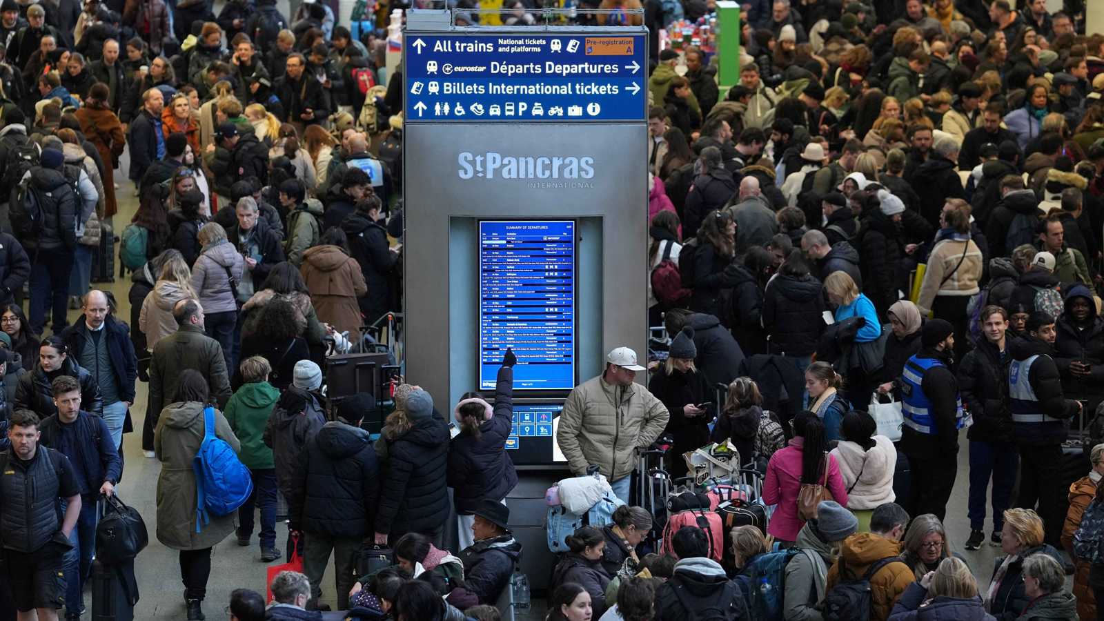 بريطانيا.. إعادة فتح جزئي لنفق المانش بعد مشاكل تقنية (فيديو)