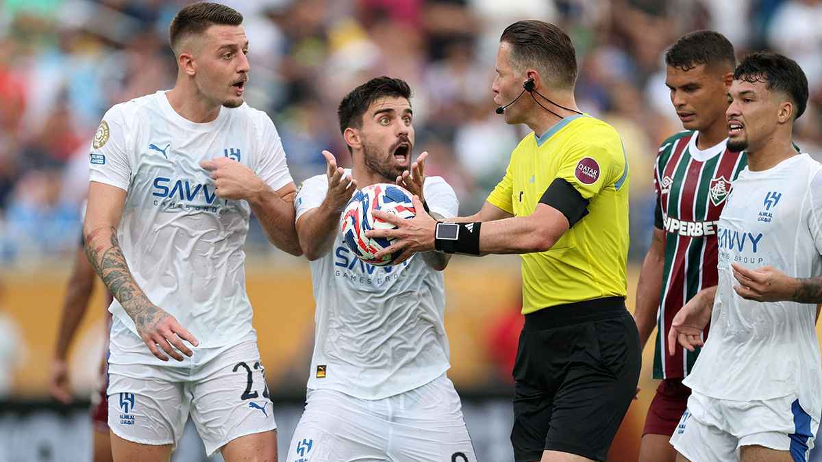 يريد إعادته إلى إنجلترا.. مانشستر يونايتد يحلم بنجم الهلال السعودي