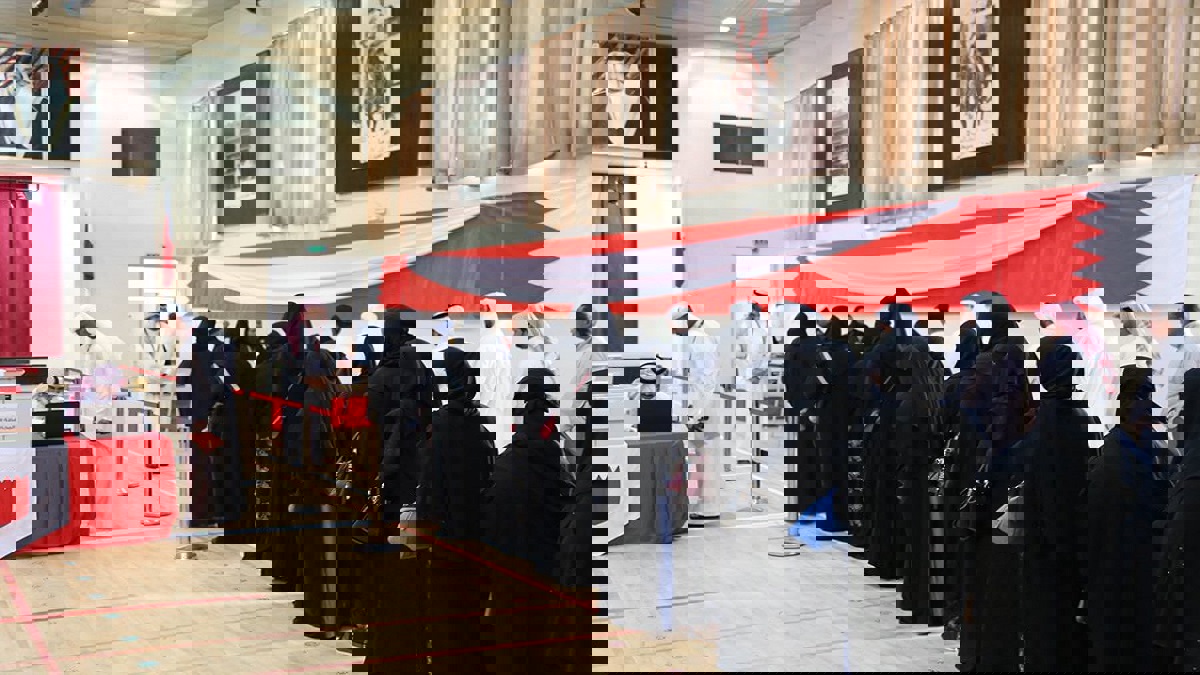 بالفيديو والصور.. بدء التصويت في الانتخابات البرلمانية بالبحرين