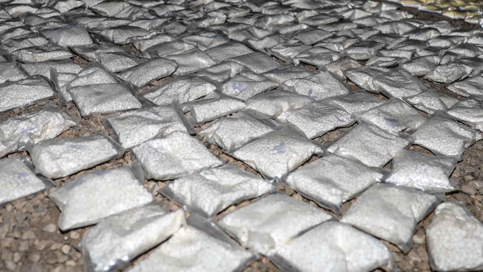 العراق يُحبط تهريب 400 ألف حبة كبتاغون من سوريا (فيديو)