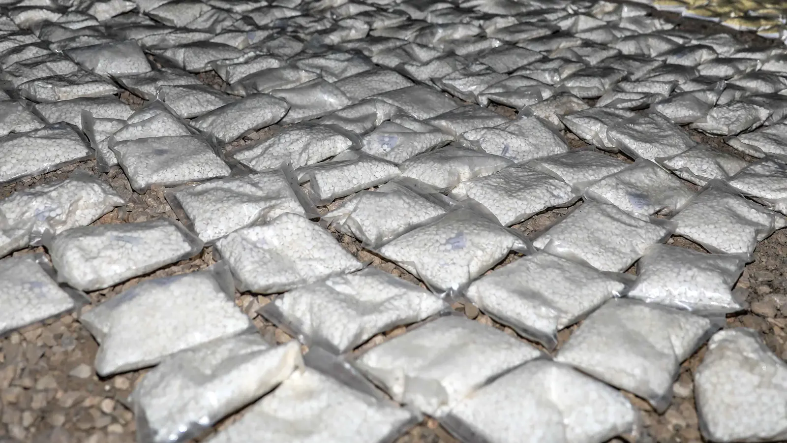 العراق يُحبط تهريب 400 ألف حبة كبتاغون من سوريا (فيديو)