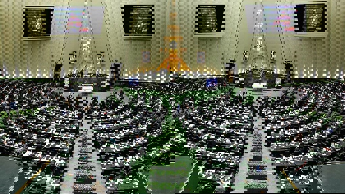 البرلمان الإيراني يناقش إمكانية إعادة بعض الأنشطة النووية