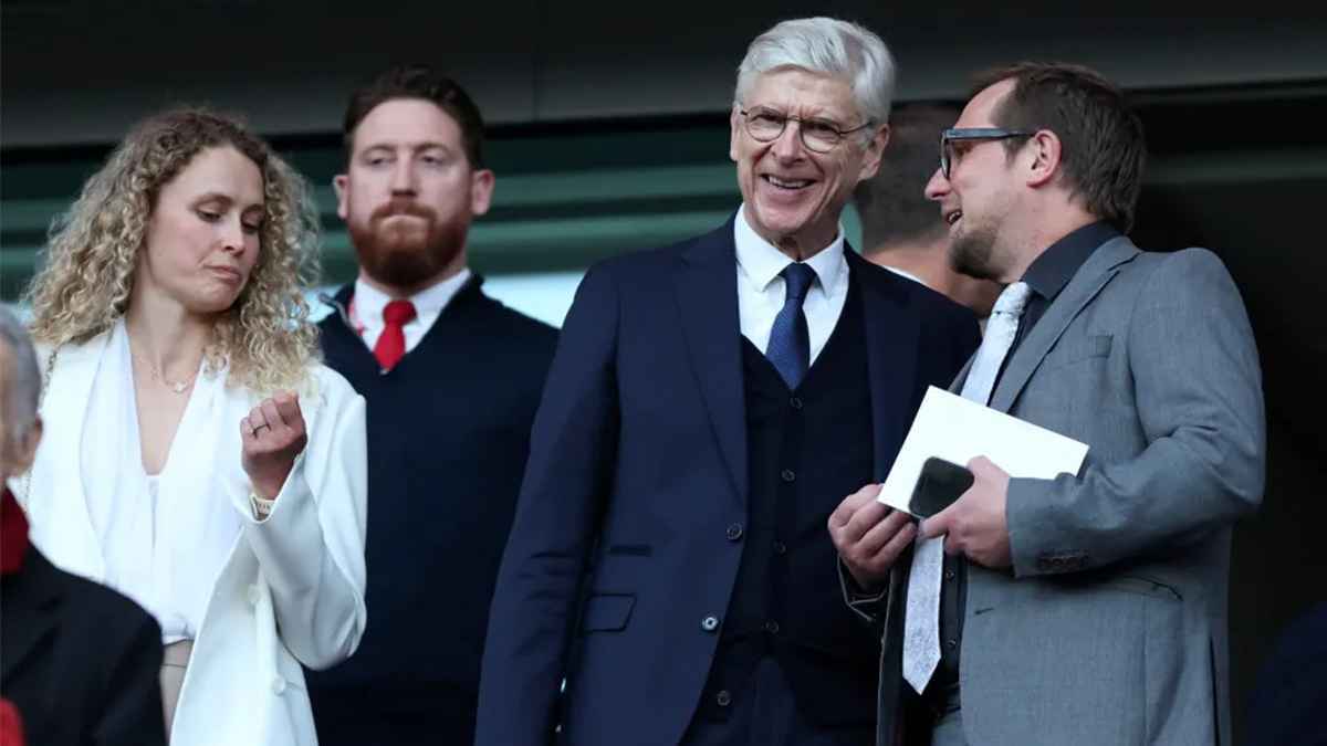 خطفت الأضواء.. من هي ابنة آرسين فينغر التي ظهرت في هزيمة آرسنال؟ (صور)