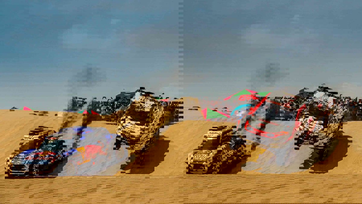 سائق سعودي يجاري بسيارته القديمة مركبات "رالي داكار" ويثير إعجاب مواطنيه (فيديو)