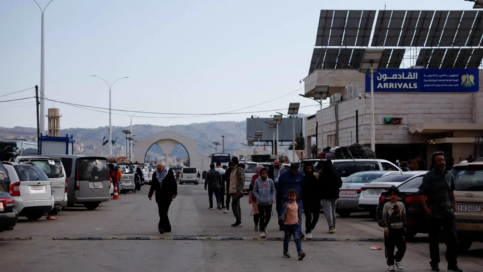 بعد تحذير إسرائيلي.. إغلاق معبر حدودي بين سوريا ولبنان